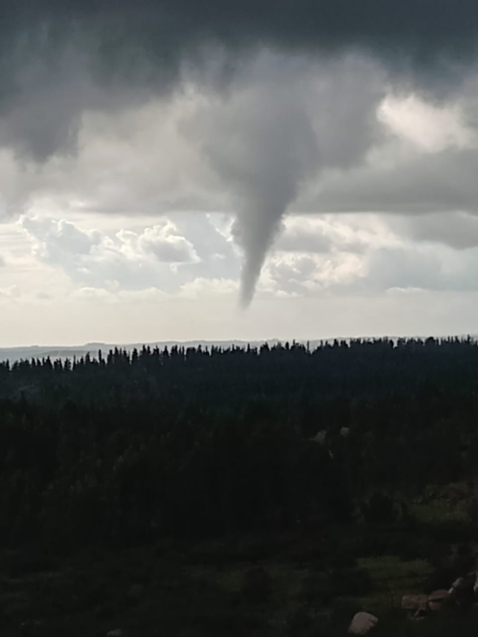 Esta tarde en Litueche  se Registro nube embudo este martes