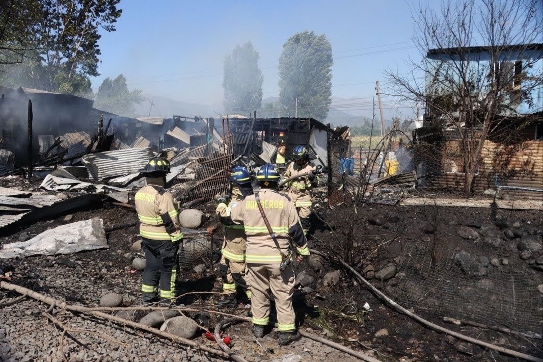 Un violento incendio se registró cerca de las 15:00 horas en el sector conocido como ‘Los Huertos Poniente, ubicado entre la ruta