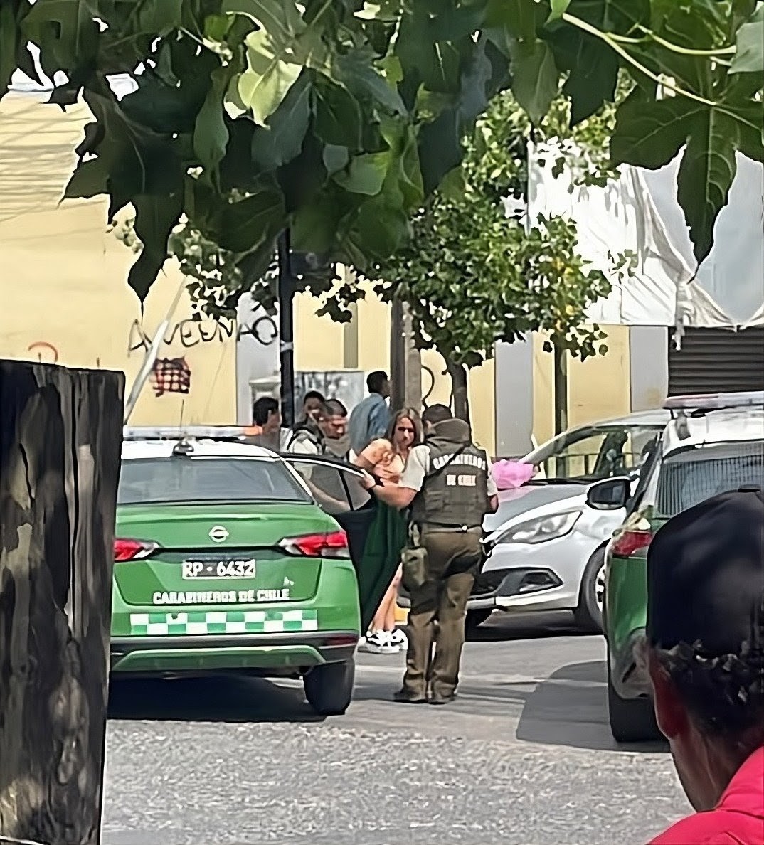 Carabineros detuvieron esta tarde a cuatro mujeres y un hombre por el robo de prendas de vestir desde la tienda Fashion’s Park.