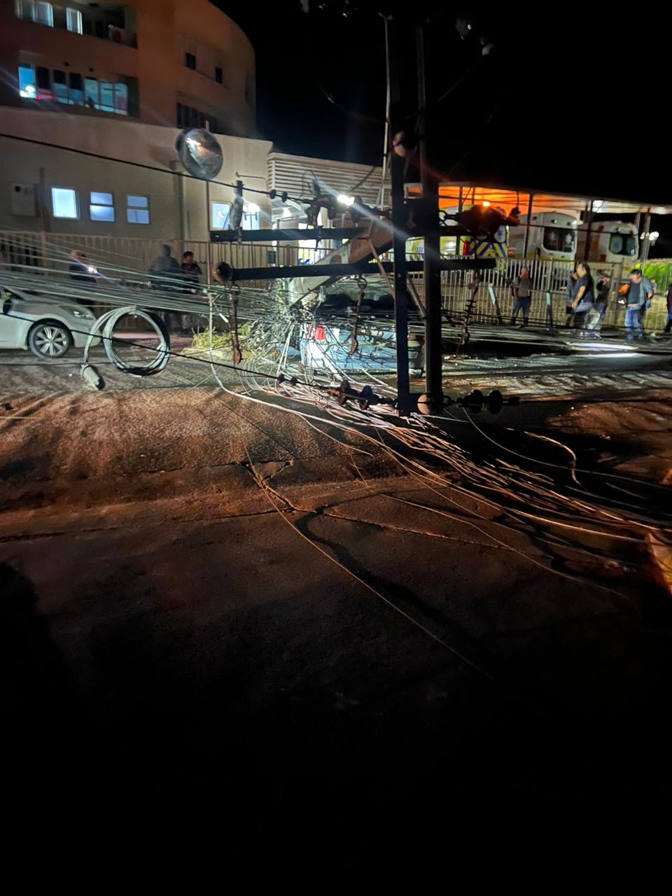Esta madrugada de Domingo vehículo colisionó contra poste En las Afueras del Hospital de Santa Cruz