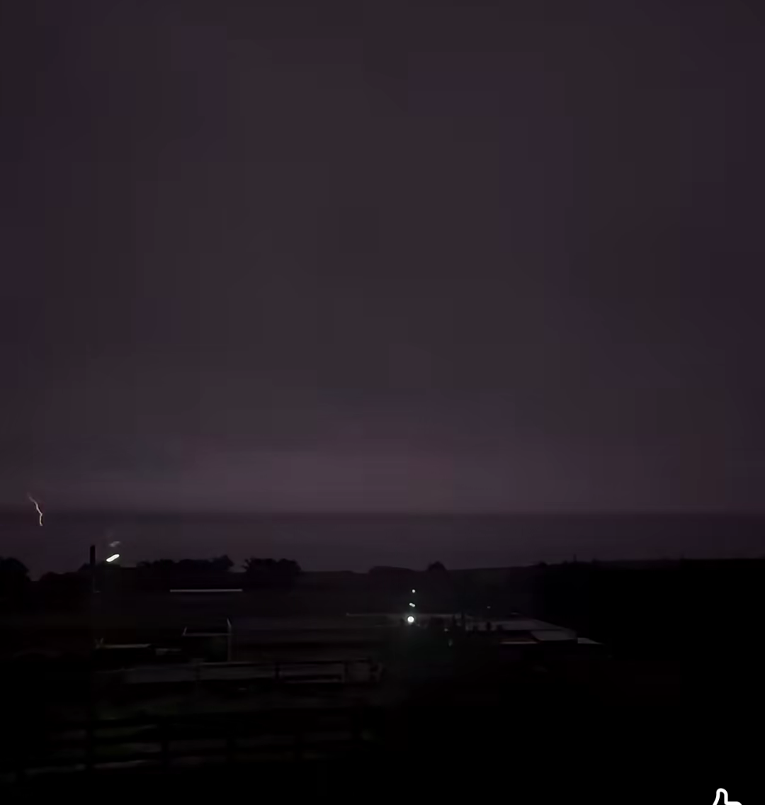 Tormenta eléctrica hoy  hubo rayos y truenos en Pichilemu ⛈️ SistemaFrontal